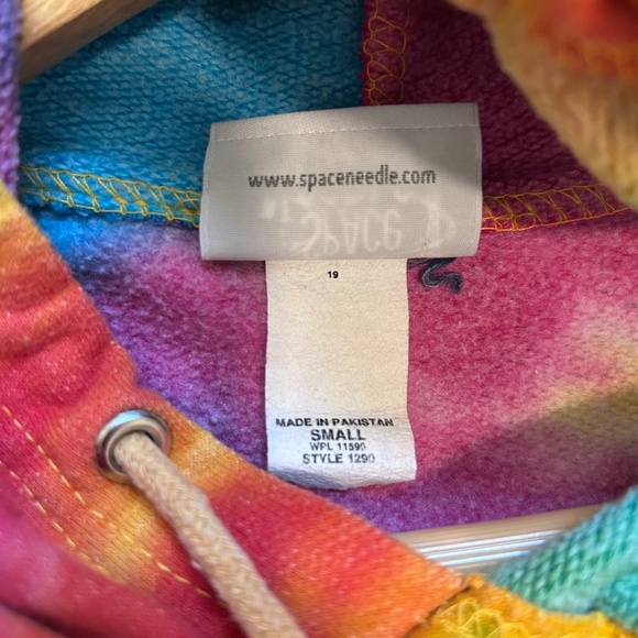 Vintage 90's style Tie Dye Seattle Space Needle Hoodie Sweatshirt - Picture 5 of 5